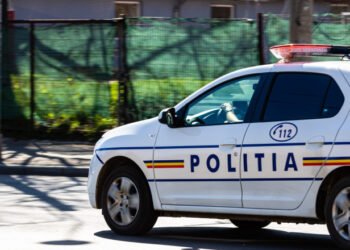 Haos pe străzile din Adjud: patru tineri reținuți după o bătaie care a lăsat cinci răniți și un autoturism distrus