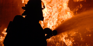 Aproximativ 400 de persoane au fost evacuate după ce un incendiu a izbucnit într-un hotel de cinci stele din Paris