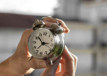 Ora de vară 2026: când se dau ceasurile înainte