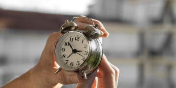 Ora de vară 2026: când se dau ceasurile înainte