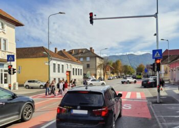 Semafoare „anti-viteză” într-un oraș din România. Șoferii grăbiți sunt opriți automat la roșu