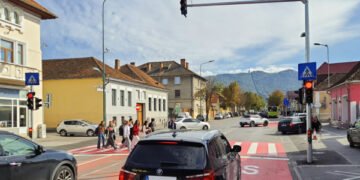 Semafoare „anti-viteză” într-un oraș din România. Șoferii grăbiți sunt opriți automat la roșu