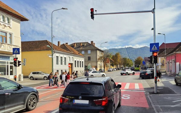 Semafoare „anti-viteză” într-un oraș din România. Șoferii grăbiți sunt opriți automat la roșu