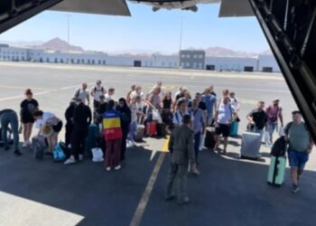 Noi zboruri anunțate pentru repatrierea românilor din Dubai. Nemulțumiri ale oamenilor prinși în conflictul din Orientul Mijlociu despre modul în care se mișcă autoritățile