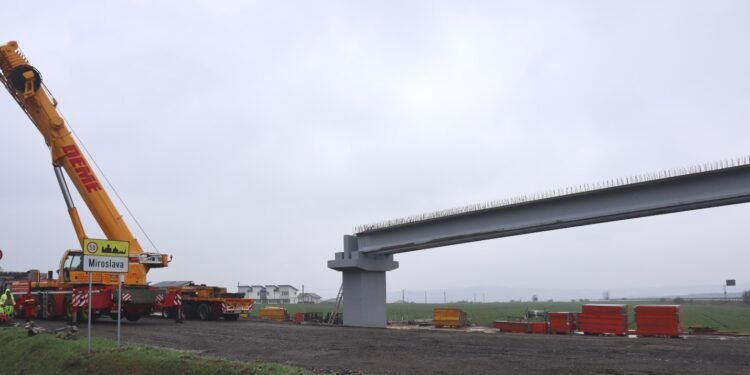 Iași | Se montează pasarela velo din comuna Miroslava