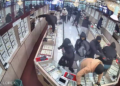 Jaf de 1,7 milioane de dolari în doar 70 de secunde: o bandă mascată a atacat un magazin de bijuterii din California