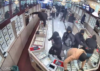 Jaf de 1,7 milioane de dolari în doar 70 de secunde: o bandă mascată a atacat un magazin de bijuterii din California