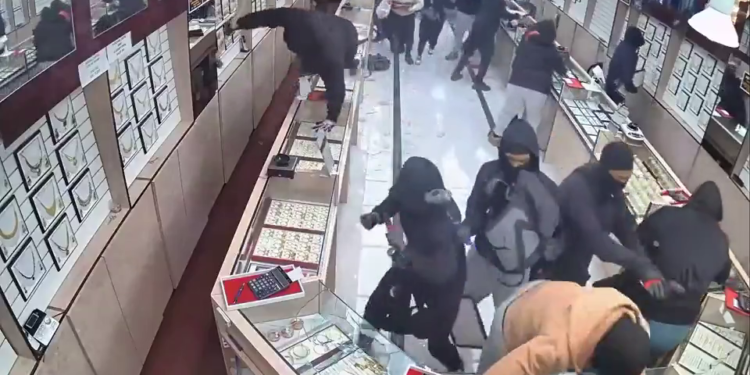 Jaf de 1,7 milioane de dolari în doar 70 de secunde: o bandă mascată a atacat un magazin de bijuterii din California