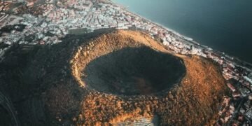 Un cutremur puternic a zguduit Italia, aprinzând un vulcan periculos