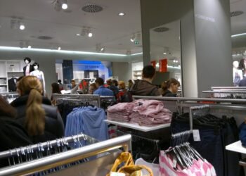 Un celebru magazin de haine închide 160 de locații: criza lovește puternic industria fashion