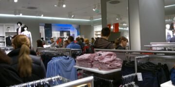 Un celebru magazin de haine închide 160 de locații: criza lovește puternic industria fashion