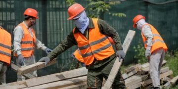 Guvernul anunță noi măsuri pentru muncitorii străini: simplificare administrativă și reguli stricte