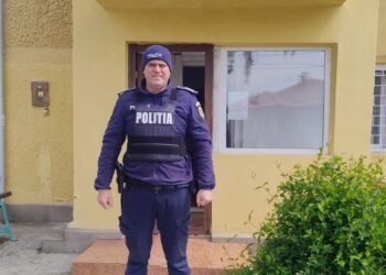 Ministrul Cătălin Predoiu îl felicită pe polițistul din Tansa care a dejucat un atac cu cuțitul în sediul postului
