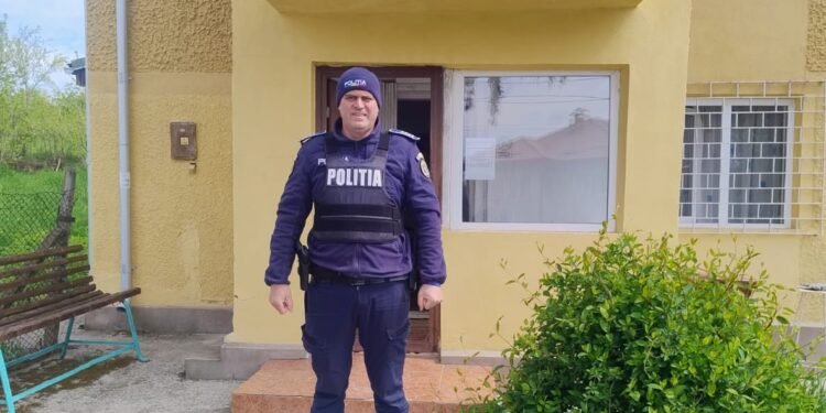 Ministrul Cătălin Predoiu îl felicită pe polițistul din Tansa care a dejucat un atac cu cuțitul în sediul postului