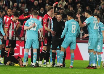 Regulă dură pregătită în fotbal: jucătorii care își acoperă gura în timpul meciului pot fi eliminați direct