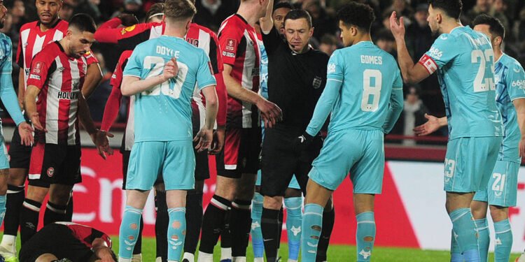 Regulă dură pregătită în fotbal: jucătorii care își acoperă gura în timpul meciului pot fi eliminați direct