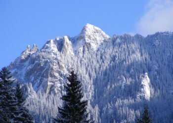 Pericol uriaș la altitudini mari: zăpada instabilă poate declanșa avalanșe în orice moment în Ceahlău, Bucegi și Făgăraș