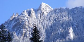 Pericol uriaș la altitudini mari: zăpada instabilă poate declanșa avalanșe în orice moment în Ceahlău, Bucegi și Făgăraș