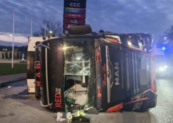 Neamț | Un autotren încărcat cu portocale s-a răsturnat în Municipiul Roman