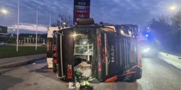 Neamț | Un autotren încărcat cu portocale s-a răsturnat în Municipiul Roman