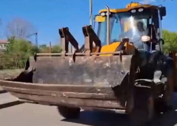 ‘Am venit să iau drona’ – replica zilei! Buldoexcavator mobilizat după prăbușirea unei drone