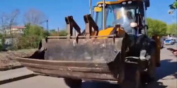 ‘Am venit să iau drona’ – replica zilei! Buldoexcavator mobilizat după prăbușirea unei drone