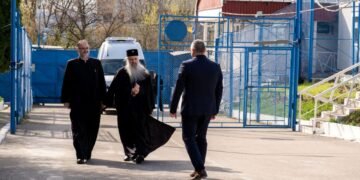 Înaltpreasfințitul Părinte Teofan a împărțit pachete de Paște tuturor deținuților din Penitenciarul Iași