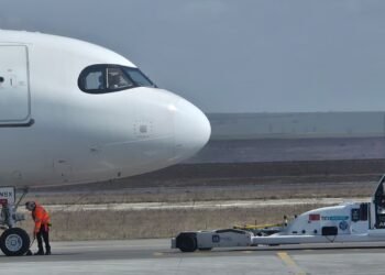 Zbor transformat în scandal: intervenție a poliției la bord după un conflict între pasageri