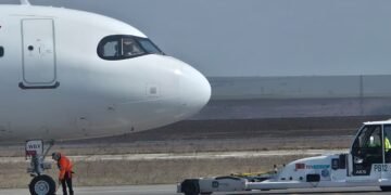 Zbor transformat în scandal: intervenție a poliției la bord după un conflict între pasageri