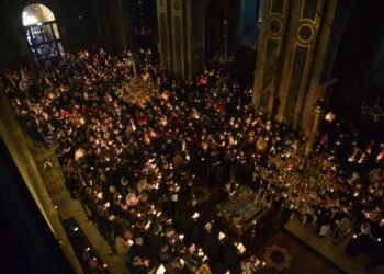 Lumina Sfântă vine la Iași: speranță și credință aduse de la Ierusalim