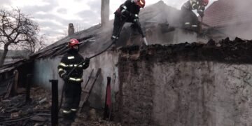 Iași | Intervenție rapidă a pompierilor la Cristești: două locuințe salvate din calea flăcărilor