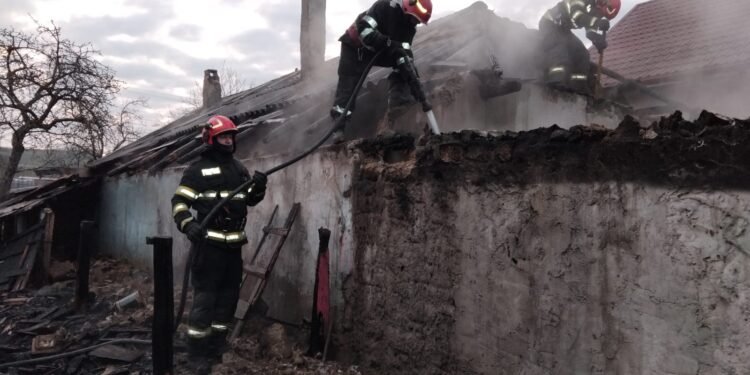 Iași | Intervenție rapidă a pompierilor la Cristești: două locuințe salvate din calea flăcărilor