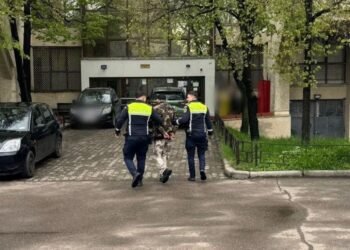 Bărbat din Trifești, arestat preventiv după ce și-a agresat concubina, a încălcat ordinul de protecție și ar fi provocat un incendiu