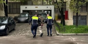 Bărbat din Trifești, arestat preventiv după ce și-a agresat concubina, a încălcat ordinul de protecție și ar fi provocat un incendiu
