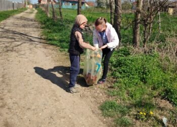 „Iași Mai Verde”: campanie de ecologizare a județului. 125 de voluntari au curățat comuna Bălțați