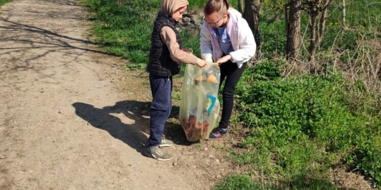 „Iași Mai Verde”: campanie de ecologizare a județului. 125 de voluntari au curățat comuna Bălțați