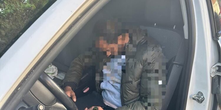 Jobul de hoț nu e ușor: omul a cedat și a adormit în mașină