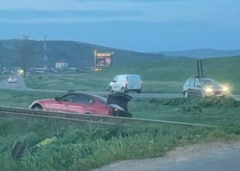 Mașină ajunsă lângă calea ferată, la Erbiceni