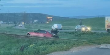 Mașină ajunsă lângă calea ferată, la Erbiceni