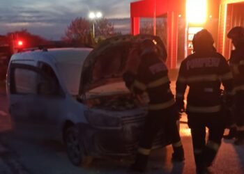Autoutilitară cuprinsă de flăcări la Dorohoi. Mamă și copil, salvați la timp