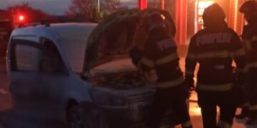 Autoutilitară cuprinsă de flăcări la Dorohoi. Mamă și copil, salvați la timp