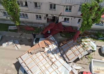 Vaslui | Un bărbat a murit în Huși fiind surprins de acoperișul unui bloc smuls de vânt