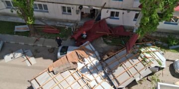 Vaslui | Un bărbat a murit în Huși fiind surprins de acoperișul unui bloc smuls de vânt