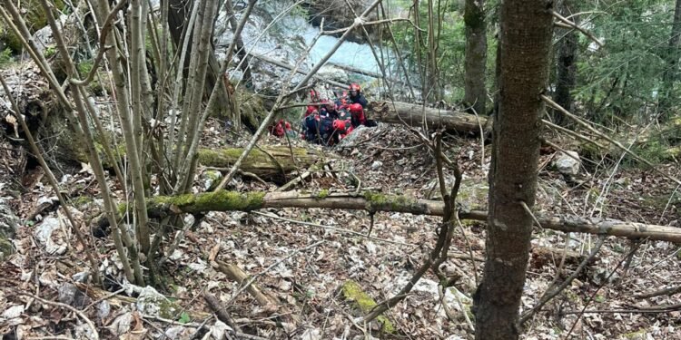 Neamț | Bărbat salvat după ce a căzut într-o prăpastie în Bicaz Chei
