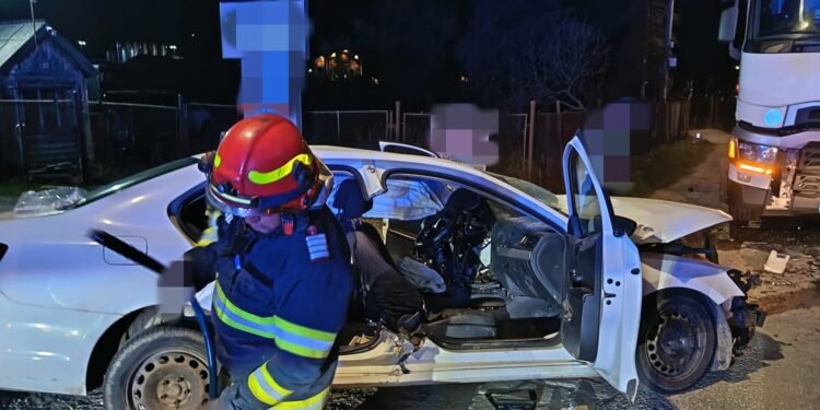 Impact devastator la Vatra Dornei, în toiul nopții: trei tineri răniți, unul în comă după coliziunea cu un autotren