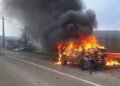 Suceava | Autoturism cu instalație GPL, cuprins de flăcări după o coliziune frontală la Pleșești. Șoferul era băut