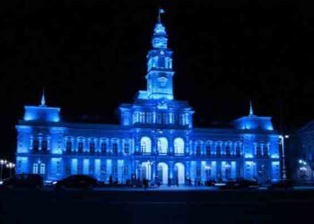 Primăria Municipiului Arad, iluminată în albastru