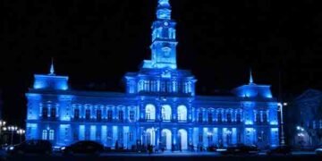 Primăria Municipiului Arad, iluminată în albastru