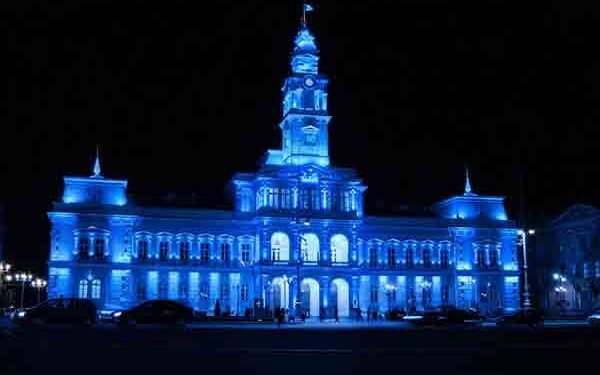 Primăria Municipiului Arad, iluminată în albastru
