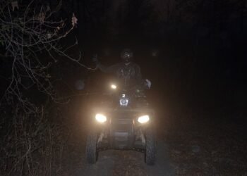 Suceava | Doi tineri care fugeau de polițiști cu ATV-ul au rămas împotmoliți într-un șant de la marginea drumului